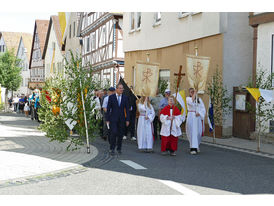 Fronleichnamsprozession durch die Straßen von Naumburg (© Karl-Franz Thiede)